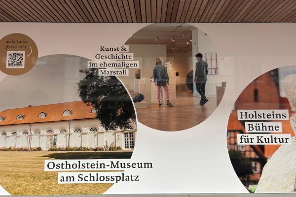 Blick auf fertige Folierung von leerstehenden Schaufenstern mit Abbildung des Ostholstein Museums