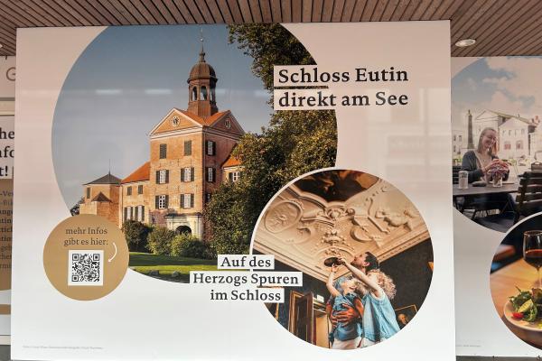 Schaufenster Folierung Schloss Eutin Blick auf fertige Folierung von leerstehenden Schaufenstern mit Abbildung des Schloss Eutin