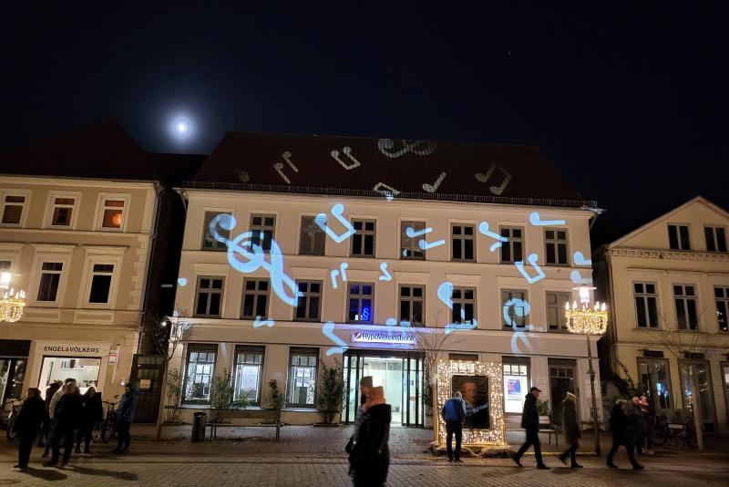 Projektion Gebäudefassade Motiv Notenschlüssel