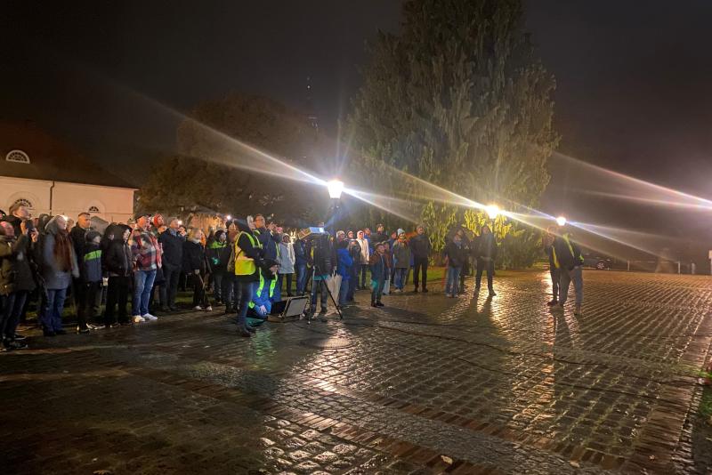  A Wall is a Screen - Blick auf die Teilnehmer, die einen Film schauen